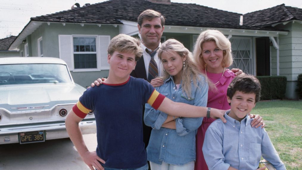 Jason Hervey, Dan Lauria, Olivia d'Abo, Alley Mills, Fred Savage in 'The Wonder Years'