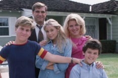 Jason Hervey, Dan Lauria, Olivia d'Abo, Alley Mills, Fred Savage in 'The Wonder Years'