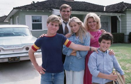 Jason Hervey, Dan Lauria, Olivia d'Abo, Alley Mills, Fred Savage in 'The Wonder Years'