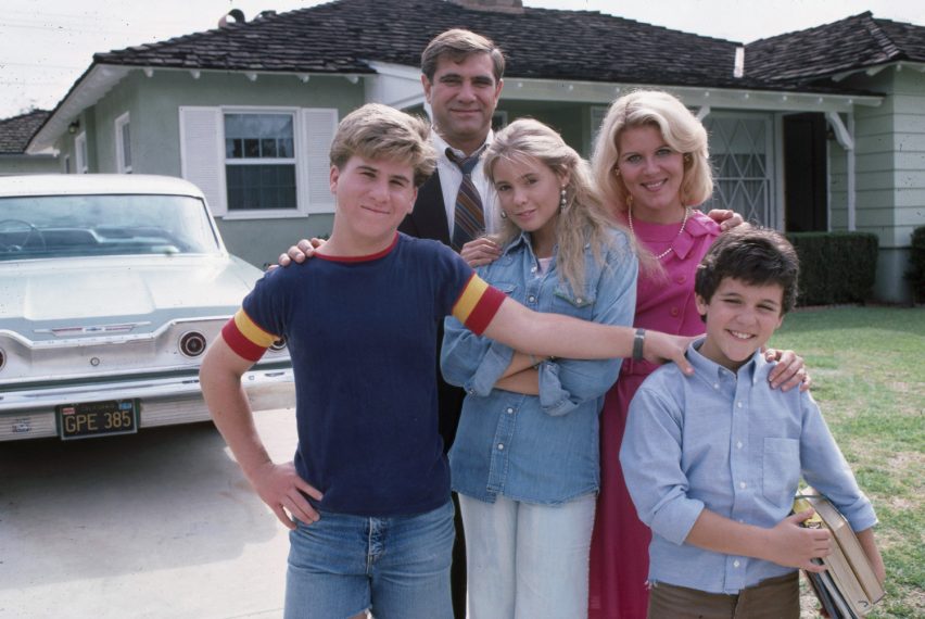 Jason Hervey, Dan Lauria, Olivia d'Abo, Alley Mills, Fred Savage in 'The Wonder Years'
