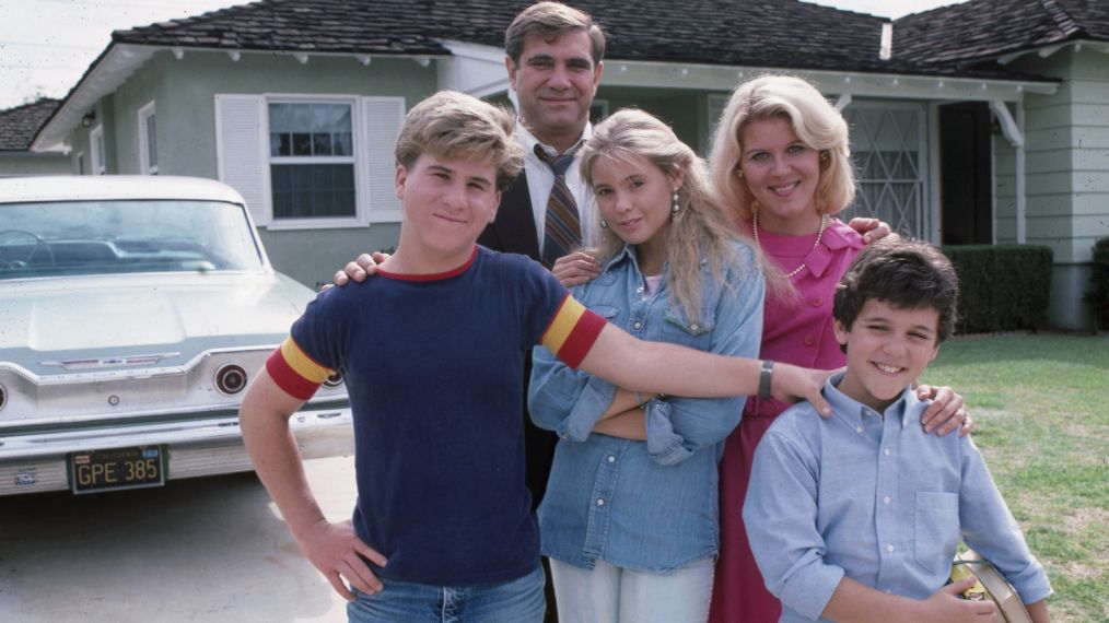 THE WONDER YEARS - Jason Hervey, Dan Lauria, Olivia d'Abo, Alley Mills, Fred Savage