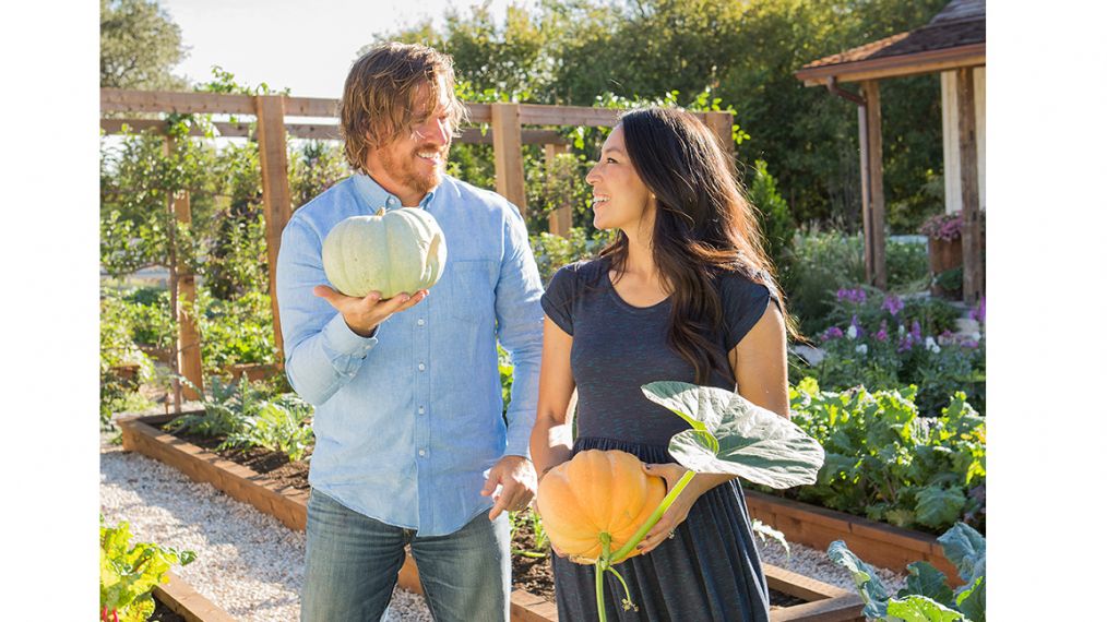 â€˜Fixer Upperâ€™ Stars Ch   ip and Joanna Gaines Return to TV 