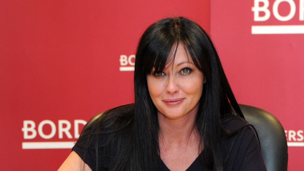 Shannen Doherty signs copies of 