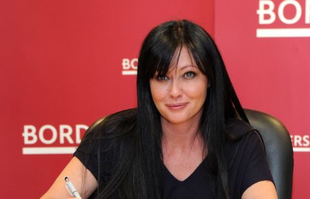 Shannen Doherty signs copies of 