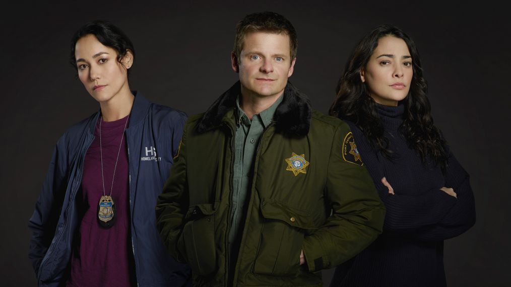 The Crossing - Sandrine Holt as Emma, Steve Zahn as Jude, and Natalie Martinez as Reece