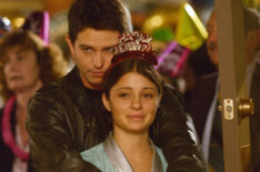 Jason Behr as Max Evans and Shiri Appleby as Liz Parker in Roswell - 'A Tale Of Two Parties'