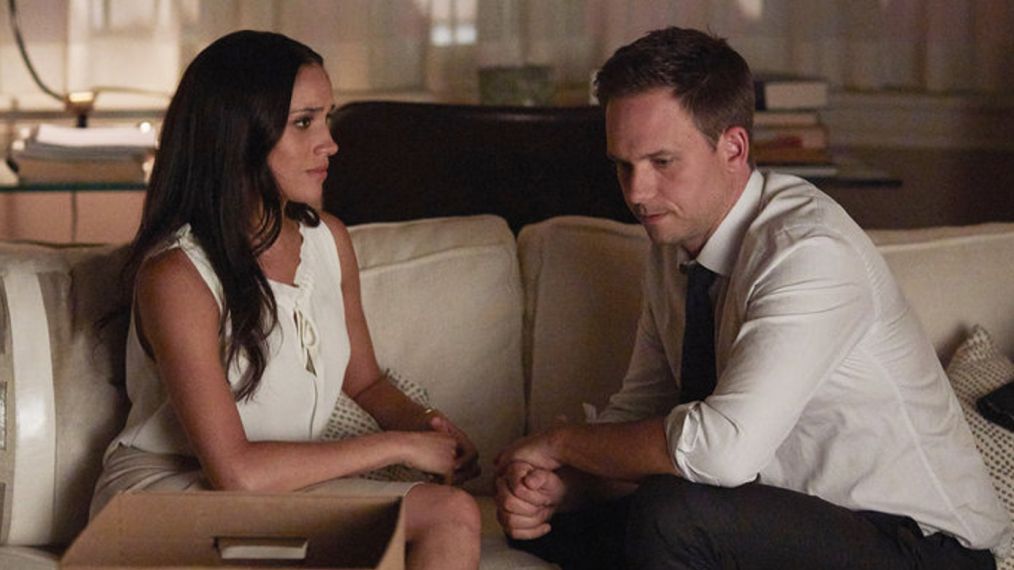 Meghan Markle as Rachel Zane and Patrick J. Adams as Michael Ross in Suits - Season 7