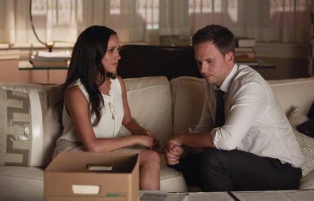 Meghan Markle as Rachel Zane and Patrick J. Adams as Michael Ross in Suits - Season 7