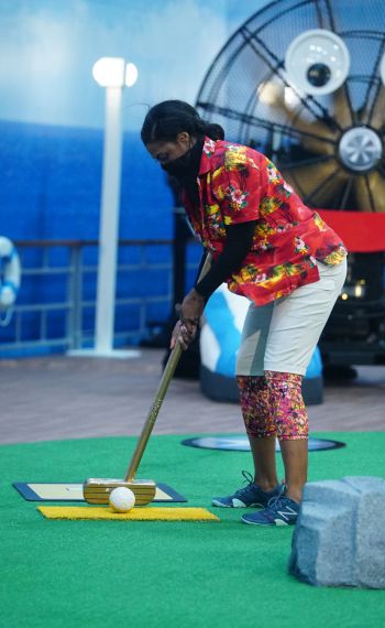 Omarosa competing in 'Get Your Putt In Gear' on Big Brother: Celebrity Edition