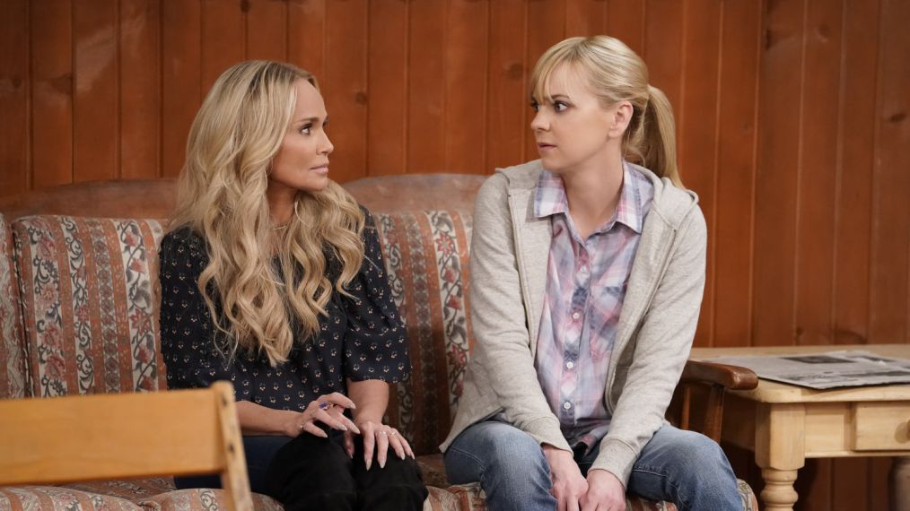 Kristin Chenoweth guest stars on Mom with Anna Faris