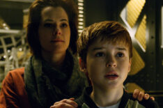 Parker Posey as Dr. Smith and Max Jenkins as Will Robinson in Lost in Space