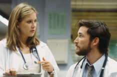 Noah Wyle and Kellie Martin in ER