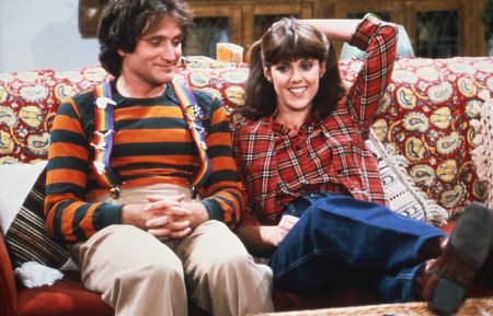 Robin Williams as Mork and Pam Dawber as Mindy in Mork and Mindy