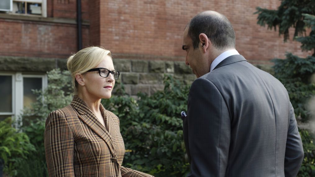 Rachael Harris as Sheila Sazs, Rick Hoffman as Louis Litt in Suits - Season 7