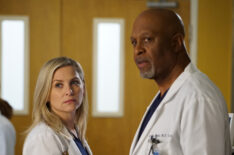 Jessica Capshaw and James Pickens, Jr. in Grey's Anatomy