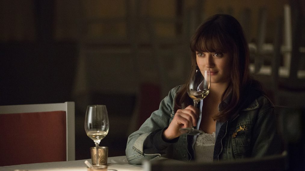 Ella Purnell as Tess drinking wine in Sweetbitter - Season 1