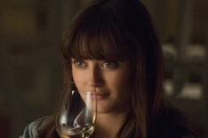 Ella Purnell as Tess drinking wine in Sweetbitter - Season 1