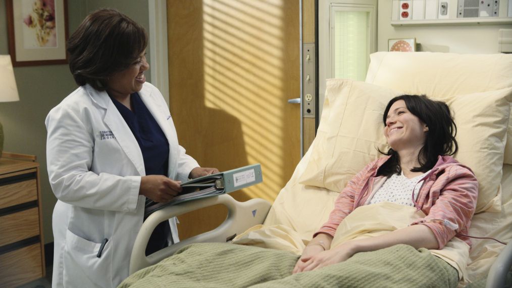 Chandra Wilson and Mandy Moore in Grey's Anatomy