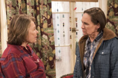 Roseanne Barr as Roseanne Conner and Laurie Metcalf as Jackie Harris on 'Roseanne'