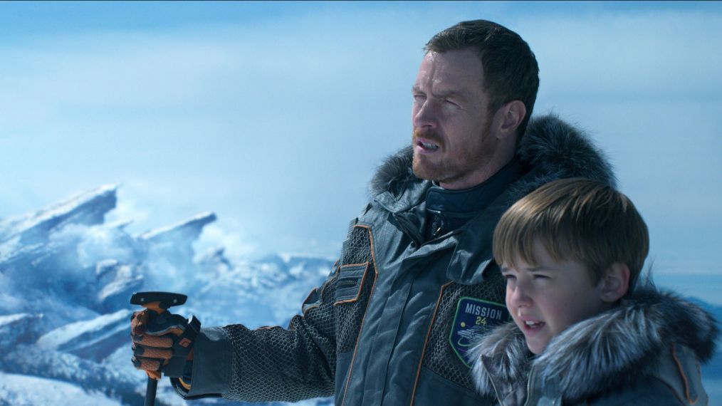 Toby Stephens as John Robinson, with Maxwell Jenkins as Will in Lost in Space - Season 1