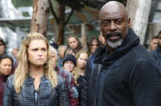 Eliza Taylor as Clarke and Isaiah Washington as Jaha in The 100 - 'A Lie 'Guarded