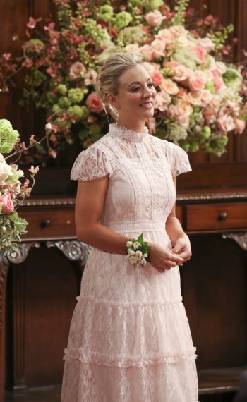 Penny (Kaley Cuoco) in The Big Bang Theory - 'The Bow Tie Asymmetry'