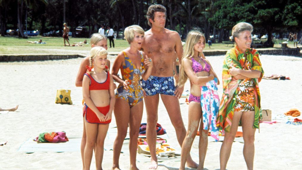 Brady Bunch on the beach - Susan Olsen, Eve Plumb, Florence Henderson, Robert Reed, Maureen McCormick, Ann B. Davis - Season 4