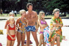 Brady Bunch on the beach - Susan Olsen, Eve Plumb, Florence Henderson, Robert Reed, Maureen McCormick, Ann B. Davis - Season 4