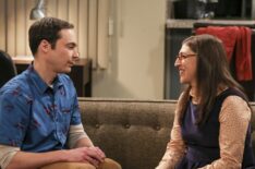 Sheldon Cooper (Jim Parsons) and Amy Farrah Fowler (Mayim Bialik) in The Big Bang Theory