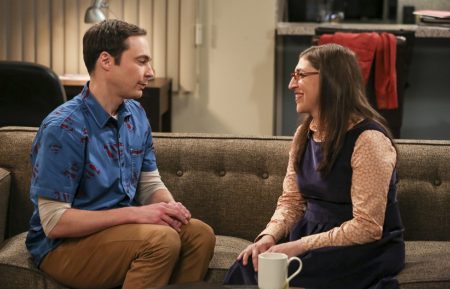 Sheldon Cooper (Jim Parsons) and Amy Farrah Fowler (Mayim Bialik) in The Big Bang Theory