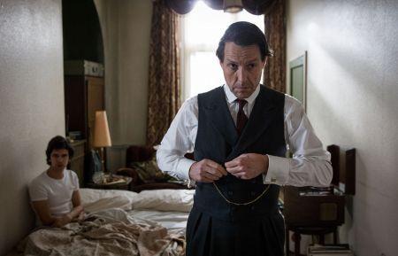 A Very English Scandal - BEN WHISHAW,HUGH GRANT - WARNING: Embargoed for publication until 00:00:01 on 06/04/2018 - Programme Name: A Very English Scandal - TX: n/a - Episode: n/a (No. 1) - Picture Shows: Norman Scott (BEN WHISHAW), Jeremy Thorpe (HUGH GRANT) -