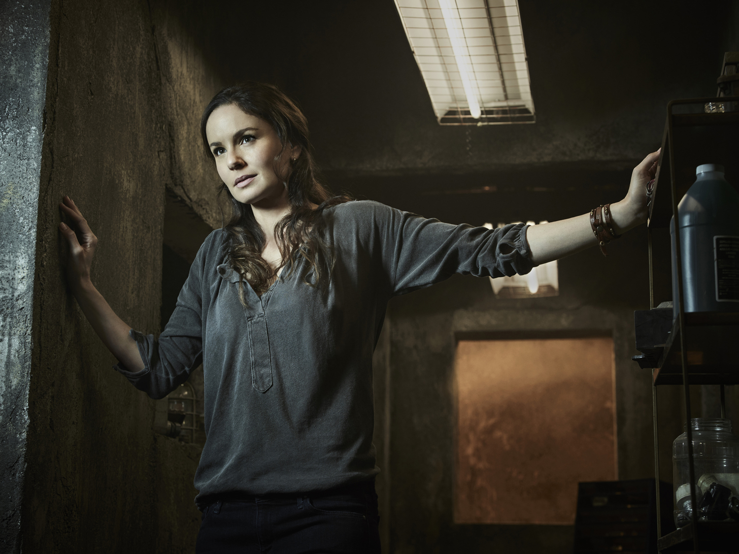 Colony Walking Dead Star Sarah Wayne Callies On Her Preference For Really Extreme Stories