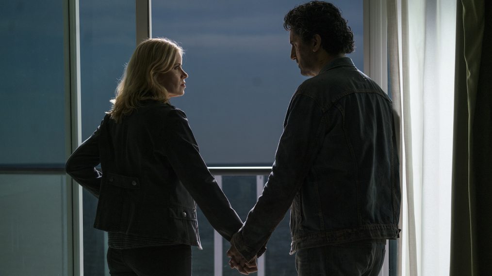 Kim Dickens as Madison Clark, Cliff Curtis as Travis Manawa - Fear the Walking Dead - Season 2, Episode 15