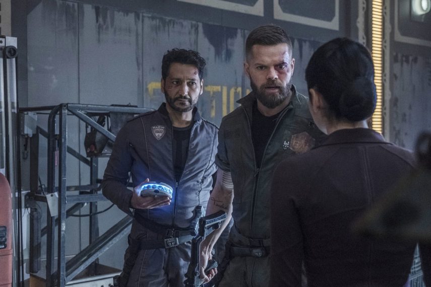 THE EXPANSE -- "Abaddon's Gate" Episode 313 -- Pictured: (l-r) Cas Anvar as Alex Kamal, Wes Chatham as Amos Burton -- (Photo by: Rafy/Syfy)