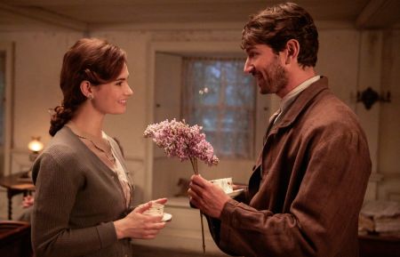 The Guernsey Literary and Potato Peel Pie Society - Lily James and Michiel Huisman