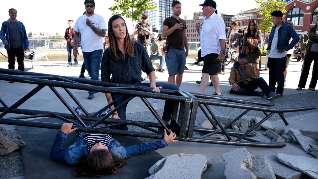 Supergirl - BTS - Odette Annable, Emma Tremblay