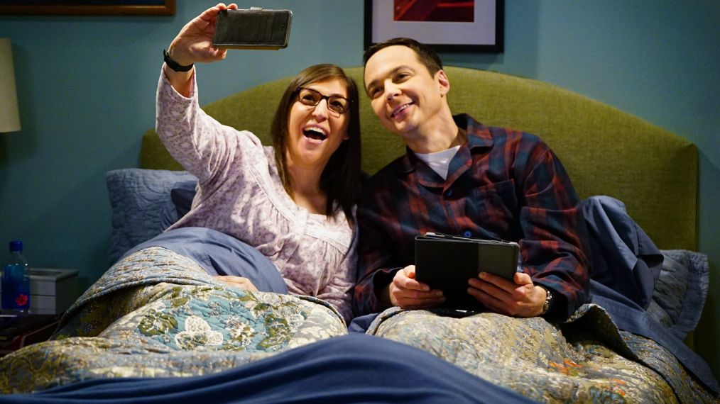 The Big Bang Theory - Mayim Bialik and Jim Parsons take selfie in bed