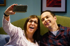 The Big Bang Theory - Mayim Bialik and Jim Parsons take selfie in bed