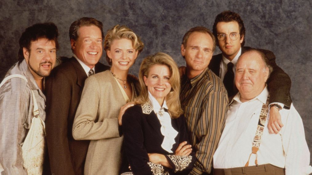  Murphy Brown Revival Check Out the First Official Cast Photo