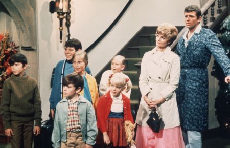 American actors Robert Reed and Florence Henderson stand in a hotel lobby with their television family in a still from the TV series 'The Brady Bunch,' circa 1969. (L-R) Christopher Knight, Barry Williams, Mike Lookinland, Maureen McCormick, Eve Plumb, Susan Olsen, Henderson, Reed, unidentified. (Photo by Paramount Television/Courtesy of Getty Images)