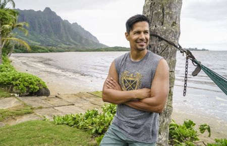 Jay Hernandez as Thomas Magnum leaning against a tree in Magnum P.I.