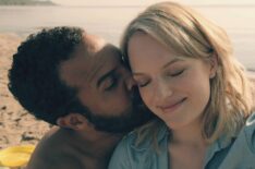 Luke (O-T Fagbenle) and Offred (Elisabeth Moss) in Hand Maid's Tale