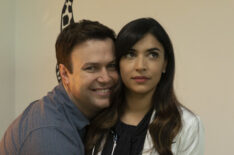 Taran Killam and Hannah Simone in Single Parents