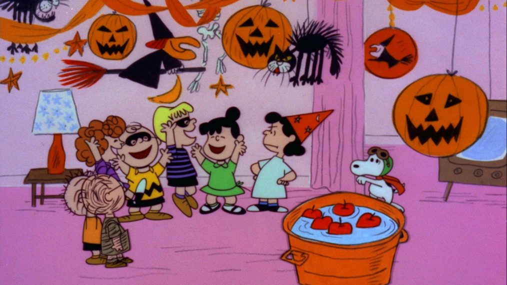 THE PEANUTS GANG CELEBRATE THE HOLIDAY AT THE HALLOWEEN PARTY
