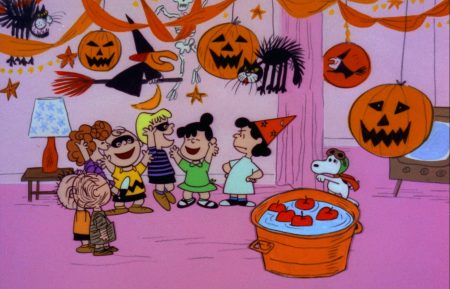 THE PEANUTS GANG CELEBRATE THE HOLIDAY AT THE HALLOWEEN PARTY
