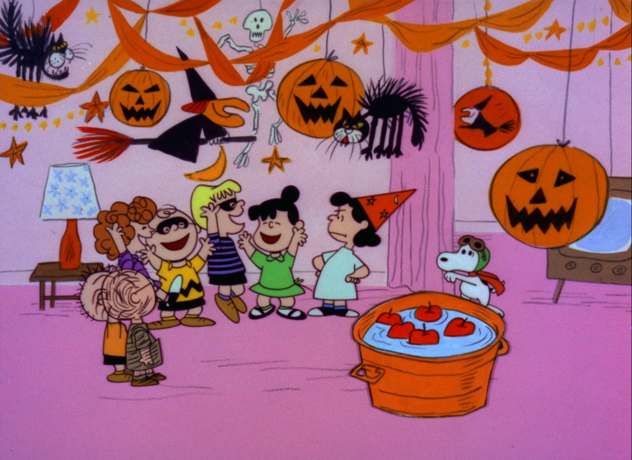 THE PEANUTS GANG CELEBRATE THE HOLIDAY AT THE HALLOWEEN PARTY