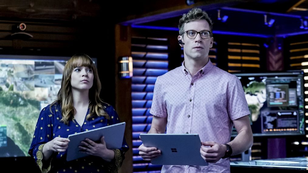 Renee Felice Smith (Intelligence Analyst Nell Jones) and Barrett Foa (Tech Operator Eric Beale) in NCIS: Los Angeles - 'Asesinos'