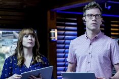 Renee Felice Smith (Intelligence Analyst Nell Jones) and Barrett Foa (Tech Operator Eric Beale) in NCIS: Los Angeles - 'Asesinos'