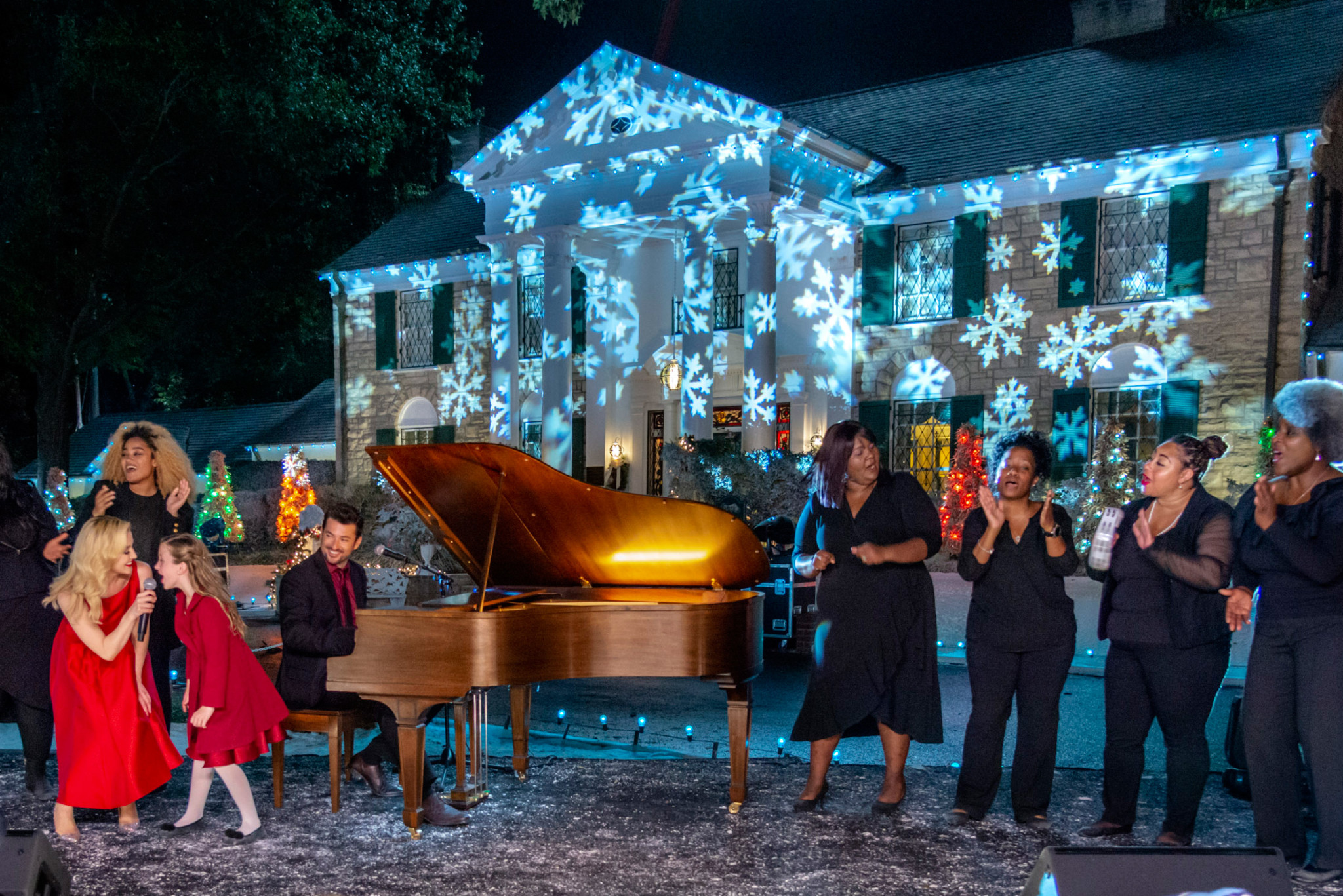 Kellie Pickler Makes Her Acting Debut in Hallmark's 'Christmas at