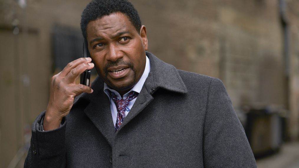 Chicago P.D. - Season 5 - Mykelti Williamson as Lieutenant Denny Woods on cell phone